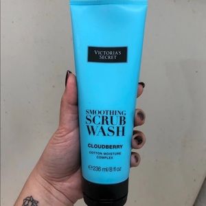 Victoria’s Secret Soothing Scrub Wash